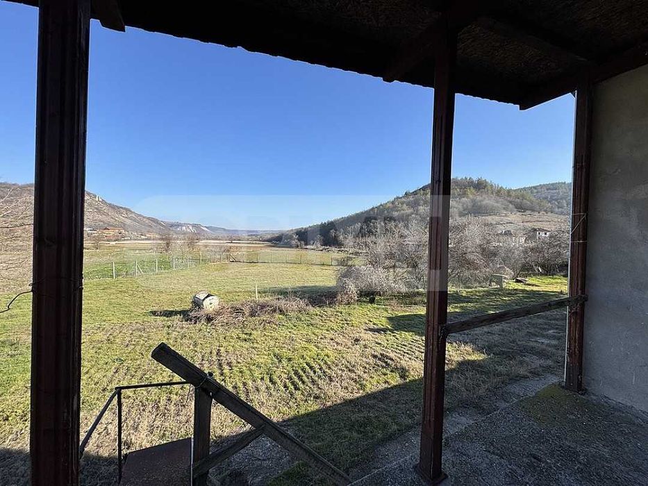 Просторна къща в село Сваленик