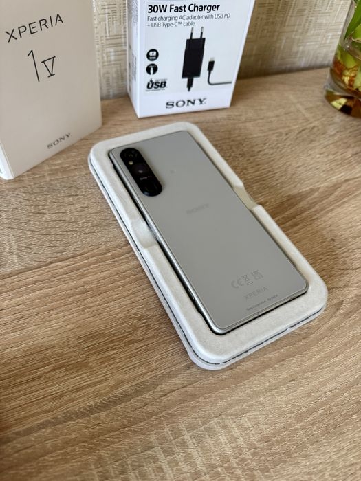 SONY Xperia 1 V, Зарядно, 2 калъфа и протектори