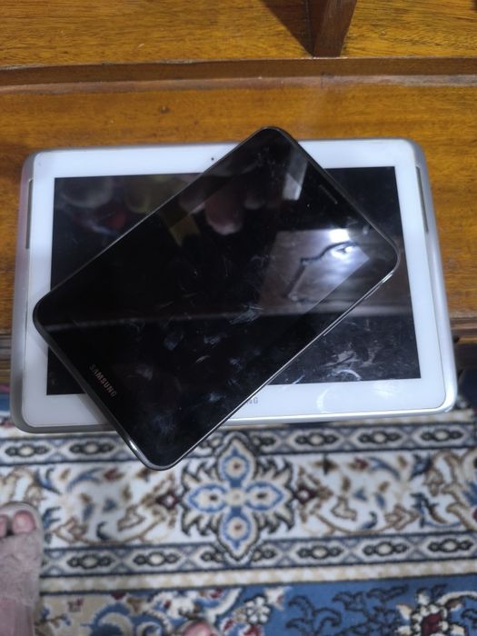 Два планшета Самсунг