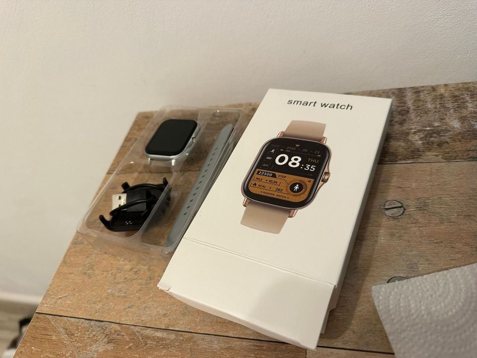 Smartwatch nou in cutie