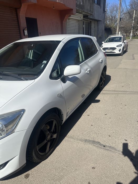 Тойота Аурис 1.8