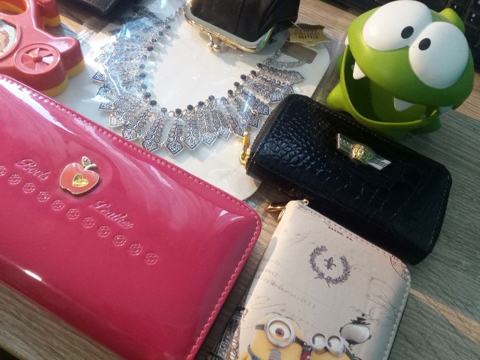 портмонета и играчки