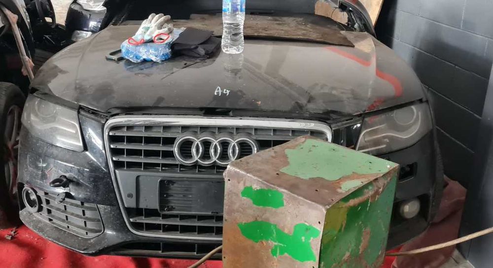 Преден капак и решетка за АУДИ А4 2.0i  BPW