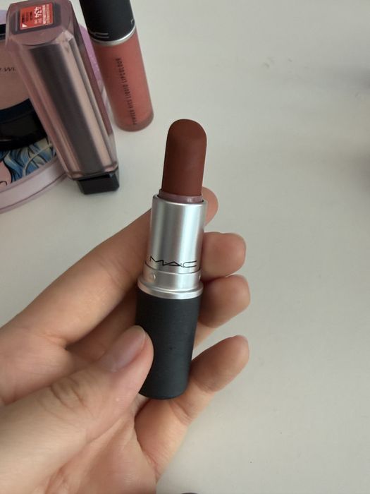 различни гримове (mac, essence)