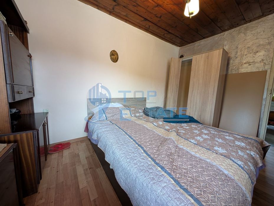 Едноетажна реновирана къща с голям двор в село Сливовица