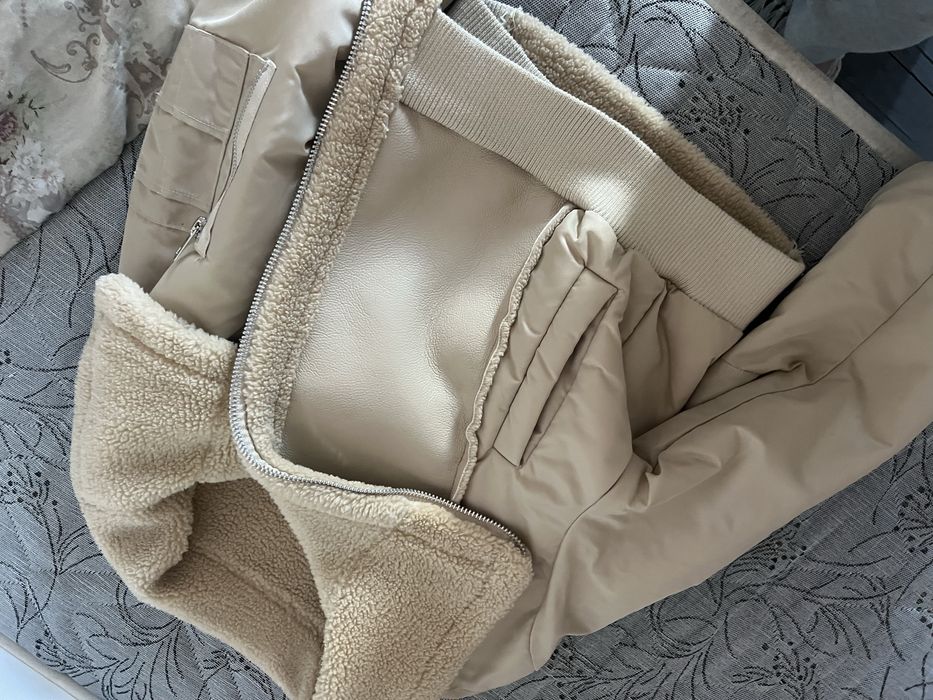 Дамско якенце бежаво