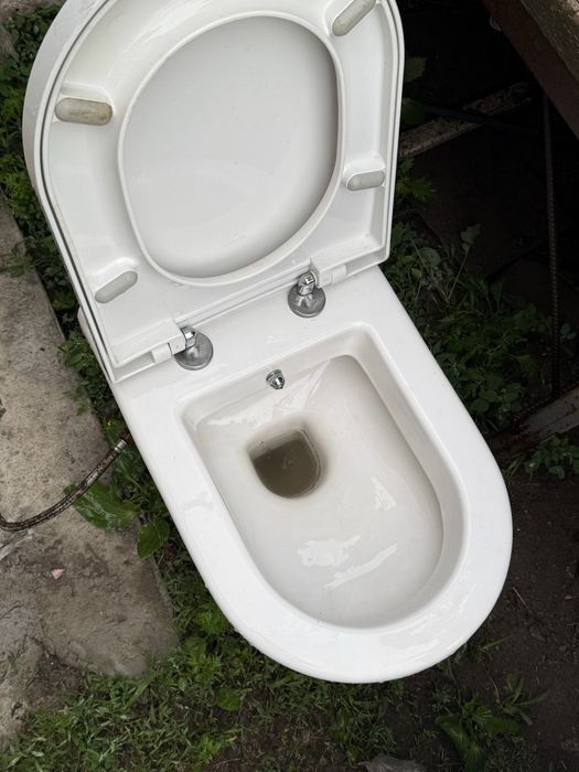 Подвесной унитаз с крышкой