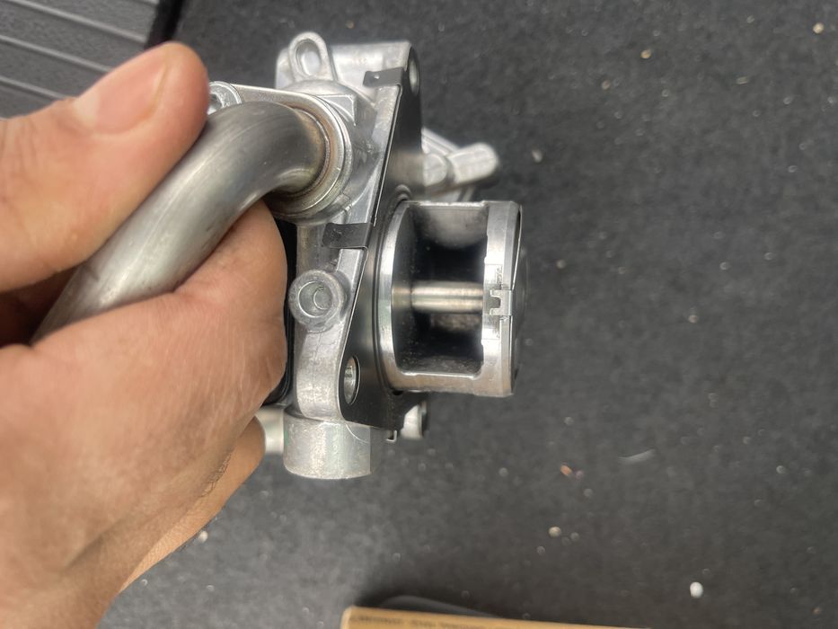 Supapa EGR Volkswagen Passat B8 (2014-2019) cod 04L131501 AD