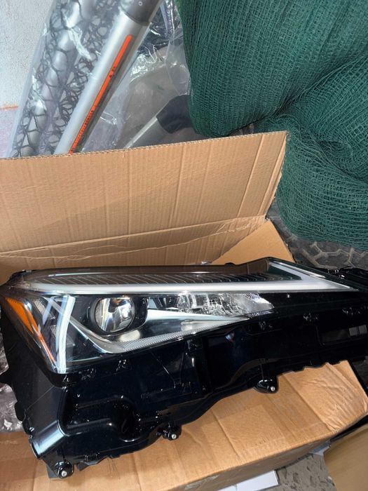 Оригинален фар за Lexus UX