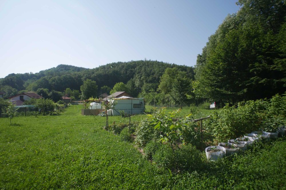 Продавам 1010 кв. м. в регулация и 2 декара зем. земя в с. Враниловци.