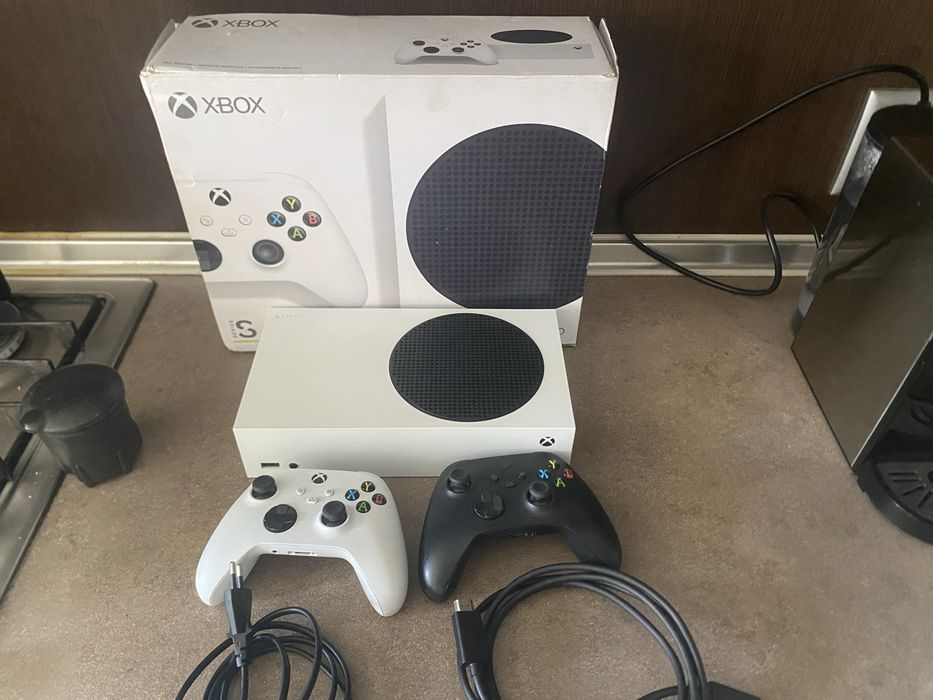 xbox series s пълен колмлект с 2 джойстика