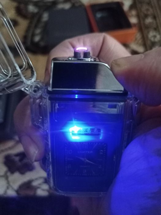 Зажигалка-фонарик с часами