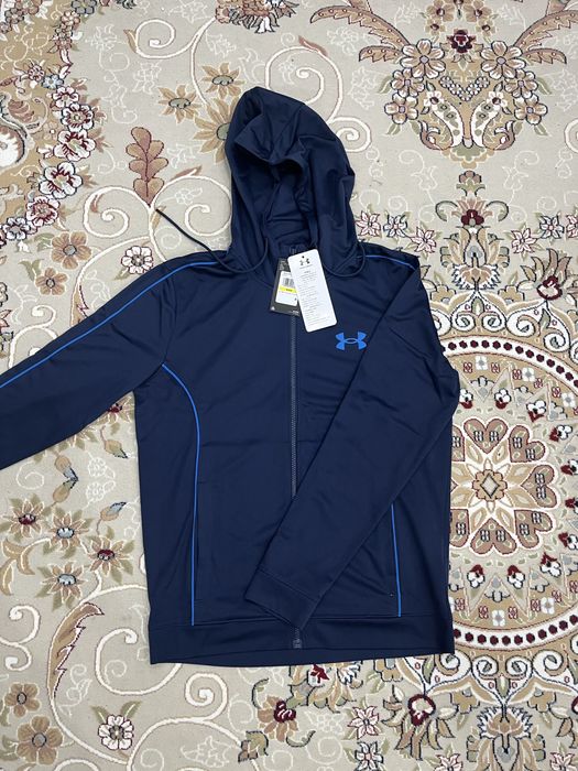 Верхный часть UNDER ARMOUR.