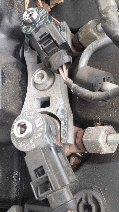 Injector Volkswagen Passat B7 2.0 tdi cod 04L130277E