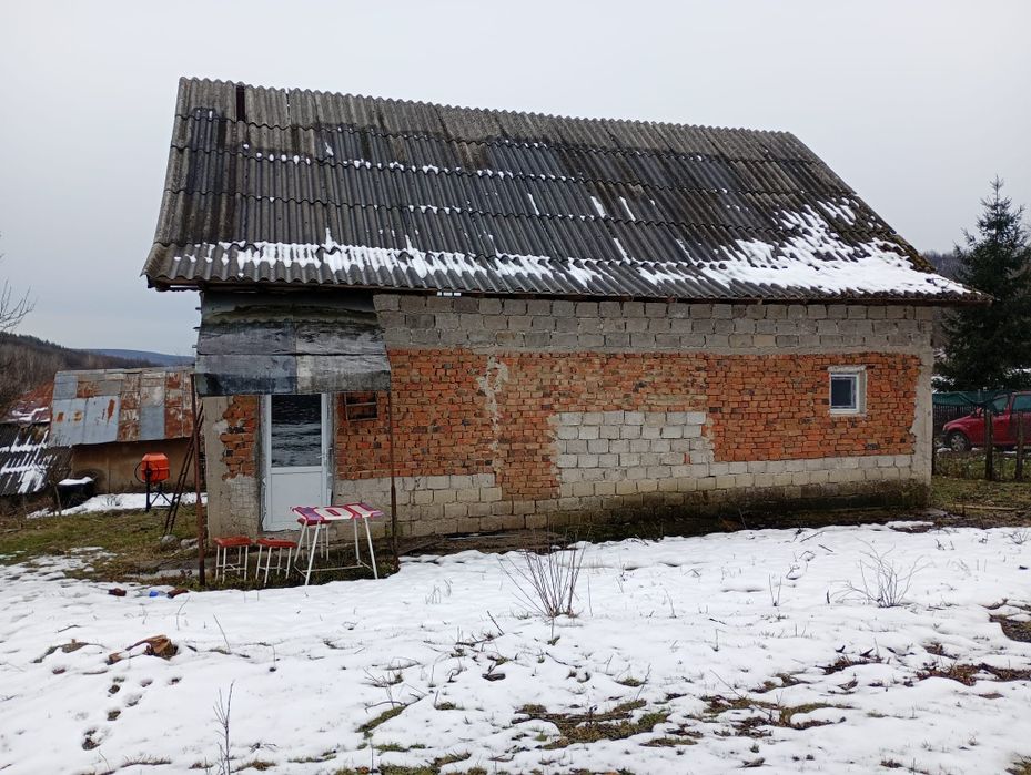 Vând casă  cu fânar plus livada