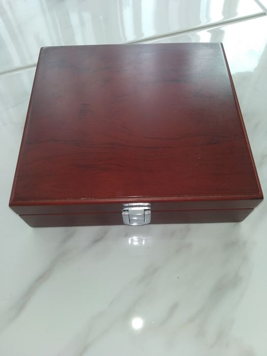 Кутия с прибори за вино + метална тапа за уиски с лого