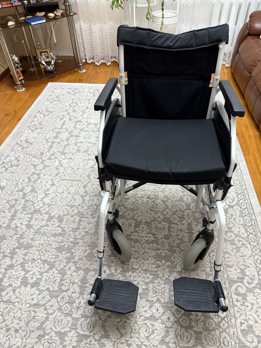 Продам инвалидную кресло коляску.