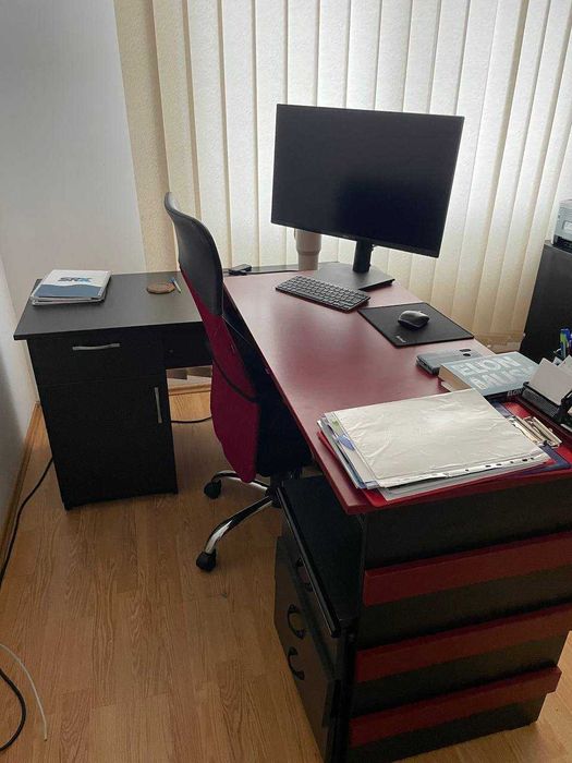 Birou elegant, ideal pentru cei care folosesc doua monitoare