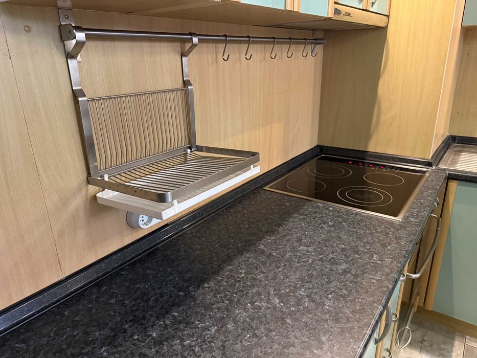 Ъглова кухна с барплод и ТВ щкаф