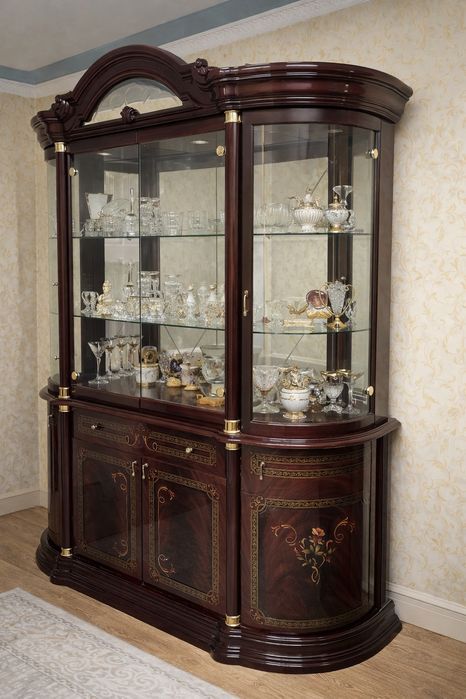 Витрина стеклянная и комод с зеркалом