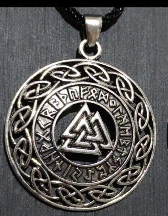 Викингски колиета - Трискела и Валкнът