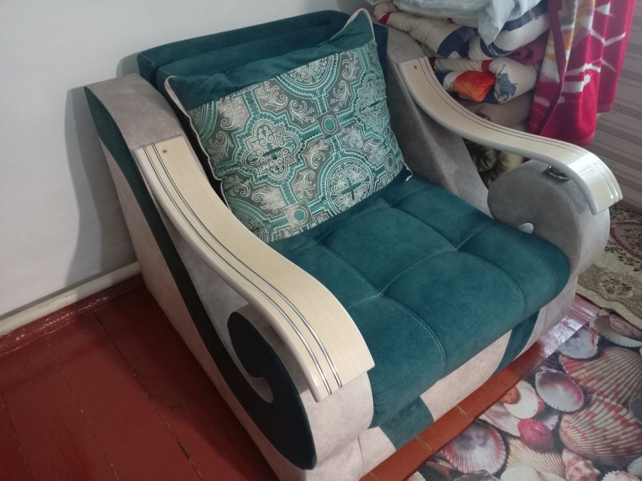 Продам диван с креслами