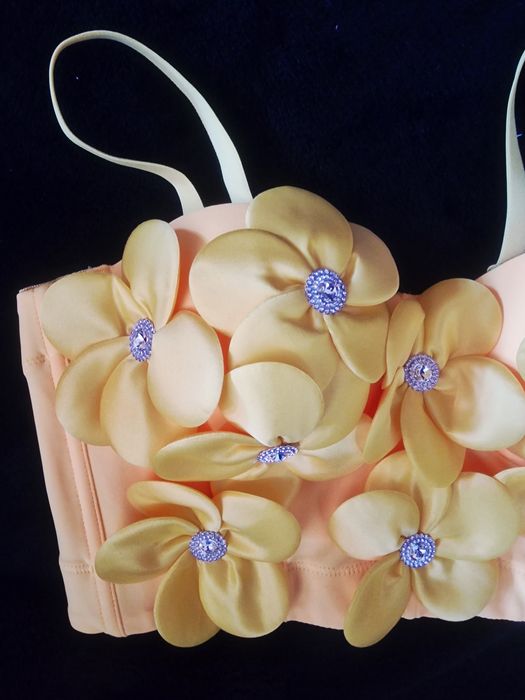 Наситено жълт корсет с чашки нов.