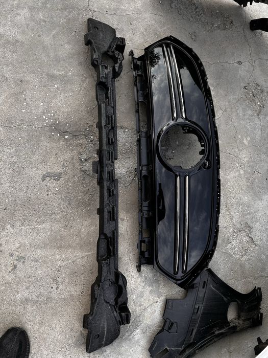 Far dreapta. tragher mercedes eqa.