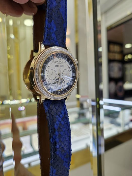Золотые патек Филип с очень красивым и необычным дизайном