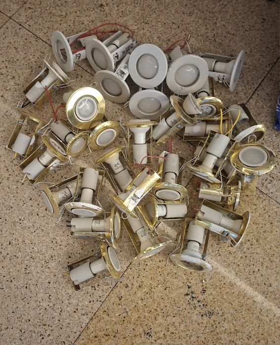 Spoturi cu becuri 32 de bucăți tote la 150lei