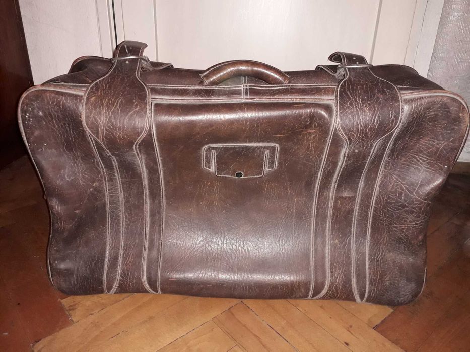 Стар кожен куфар за ръчен багаж