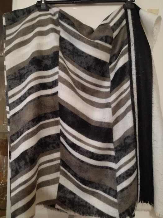 Дамски шал ZARA, размери 140/140см