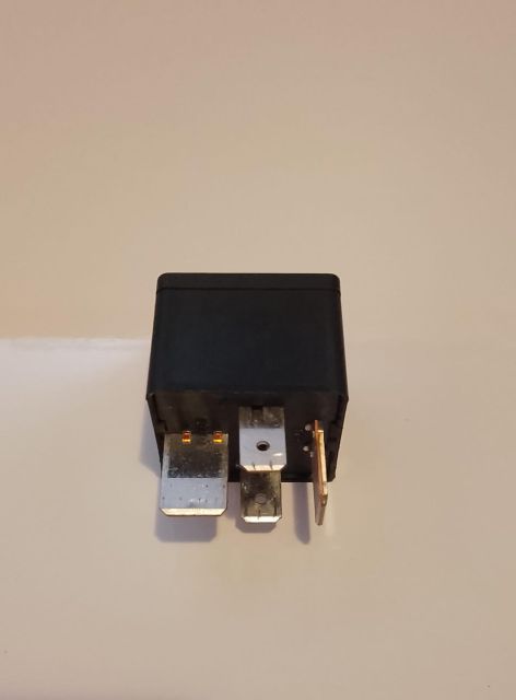 Releu  100 7M0951253A Volkswagen VW Passat B6 seria