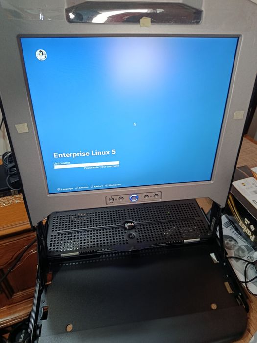 Pachet Server Dell PowerEdge R710 (2x Xeon, 48GB RAM, 2x Surse, Bezel cheie) + Consolă Rack LCD 1U