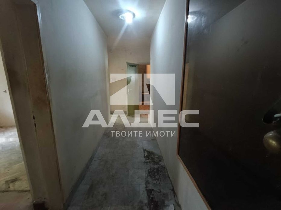 Продава се партерен тристаен ап. в Мед. Академия!