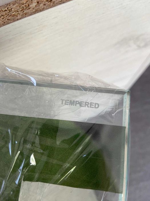 Стъклена витрина с темперирано стъкло – 256/220 см