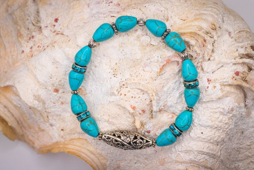 Гривни от полу скъпоценни камъни