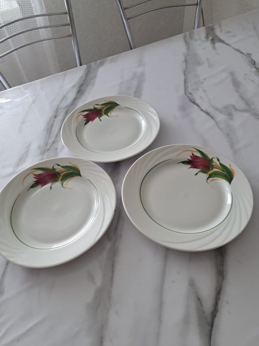 Чашки, тарелки с рисунком тульпана