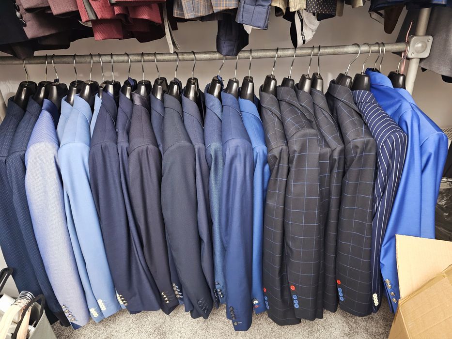 Vând un stoc en-gross de costume bărbați