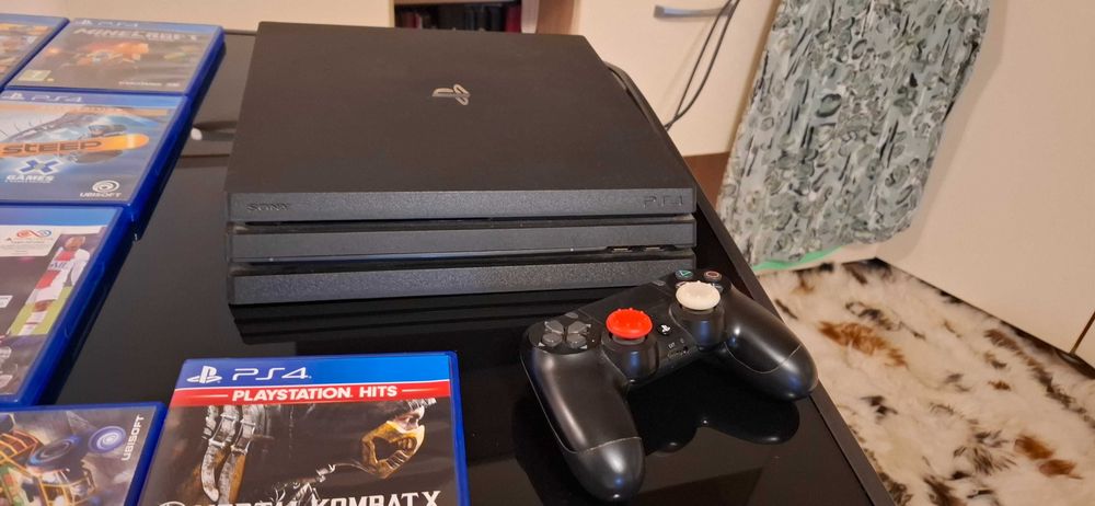 Vând playstation 4 pro 1TB