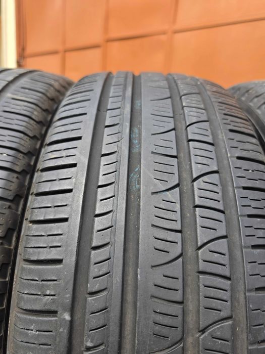 4 бр. всесезонни гуми 235/65/17 Pirelli 5-6 mm DOT 0420/1319