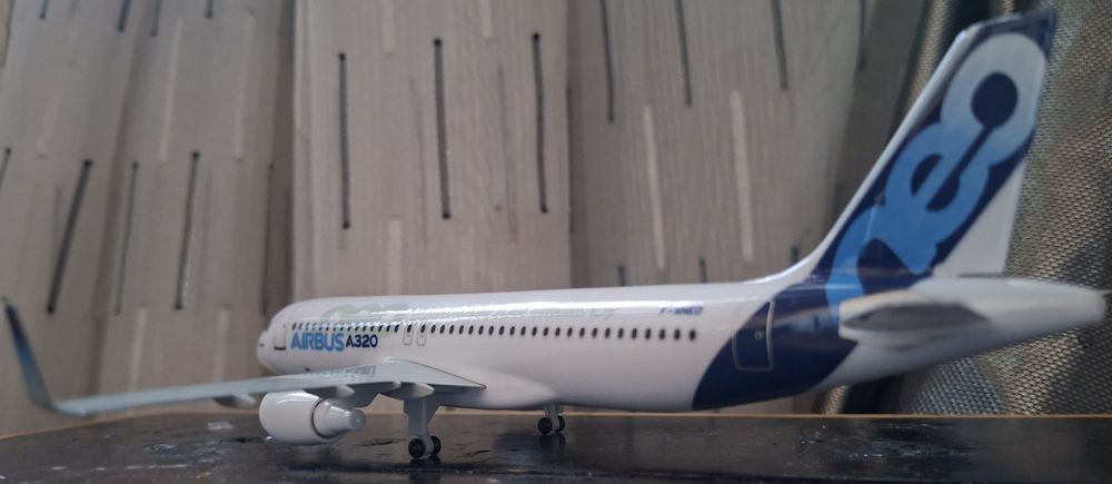 Продам модельку самолёта Airbus A320neo в фирменном ливерии