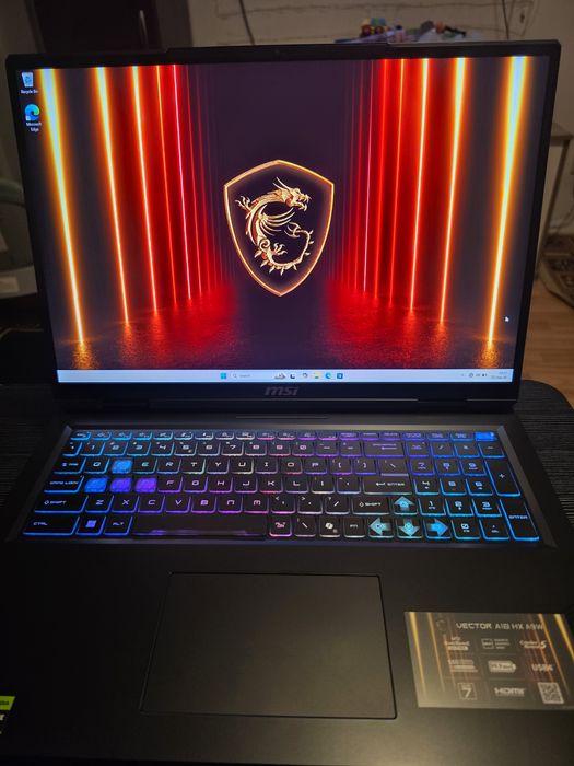 Vand laptop MSI A18 HX A9W cu garanție!
