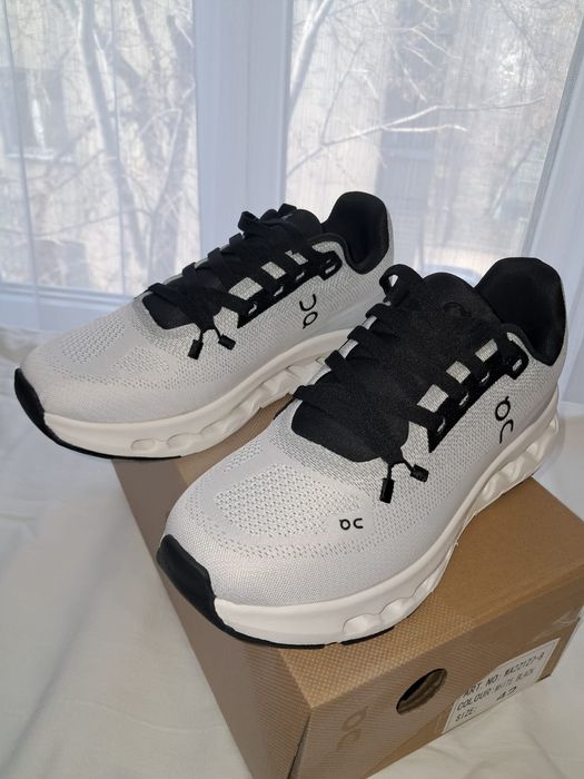 Продам кроссовки новые