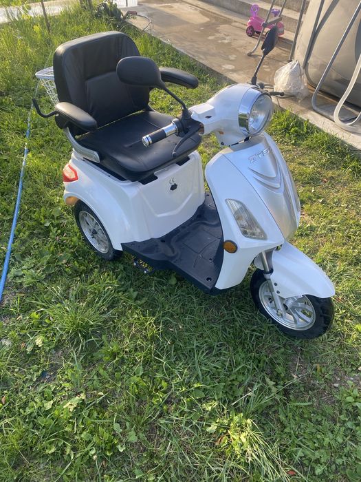 Vand tricilu electric ztech folosit foare putin-necesita inlocuirea ac