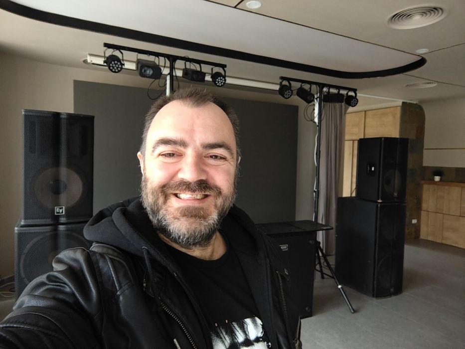 Dj, MC ,Sonorizare, schela lumini ,mașină de fum ușor,
