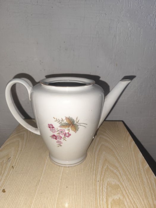 Продам чайник фарфоровый большой