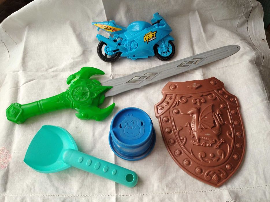 Детская игрушка, трактор и прицеп. Детские игрушки.