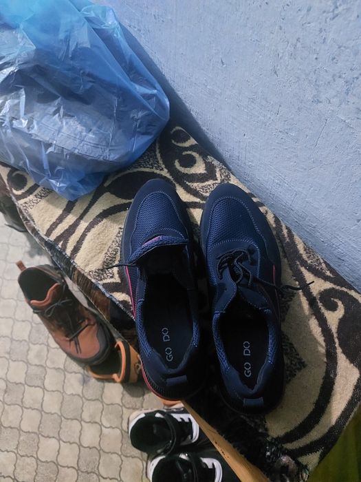 Кроссовки спортивные