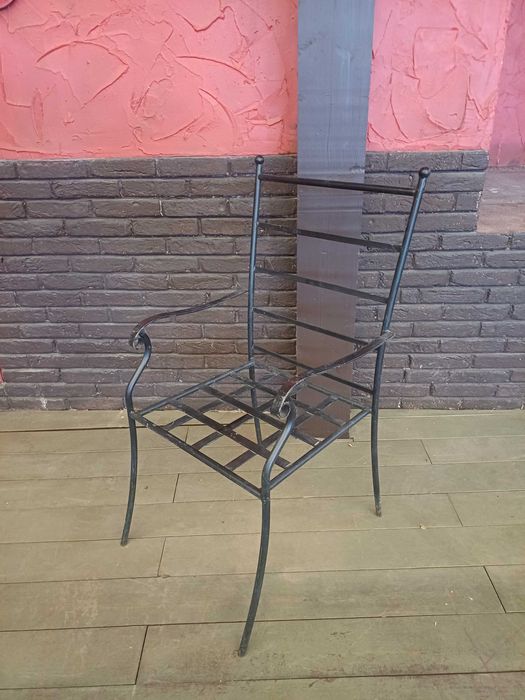 Метален стол за дома